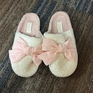 Altar'd State Cream & Light Pink Bow Sherpa Slippers